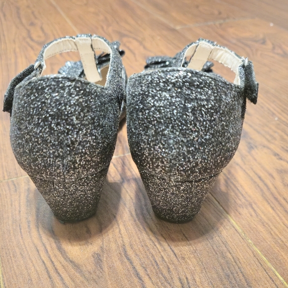 Black and silver glitter heels size 6y - Picture 4 of 7